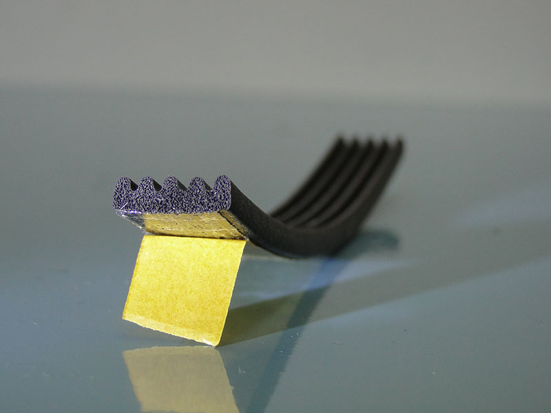 Zakao Hö: 4mm, Br: 15mm selbstklebend Moosgummi Riefenprofil