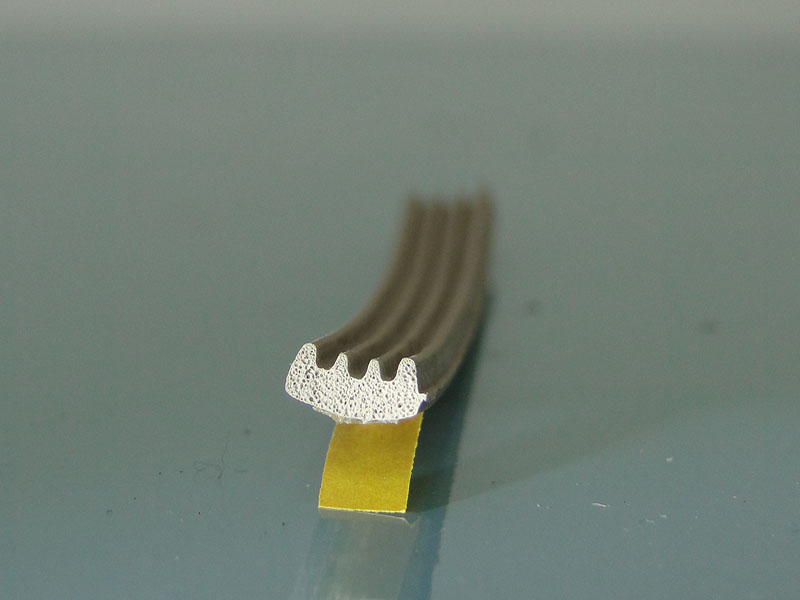 Zilao Hö: 3mm, Br: 9mm selbstklebend Moosgummi Riefenprofil