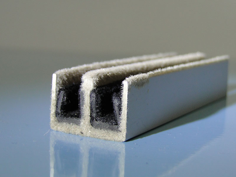 Doppel-Führungsschiene mit innenliegender Gummisamtleiste für 5mm Glas