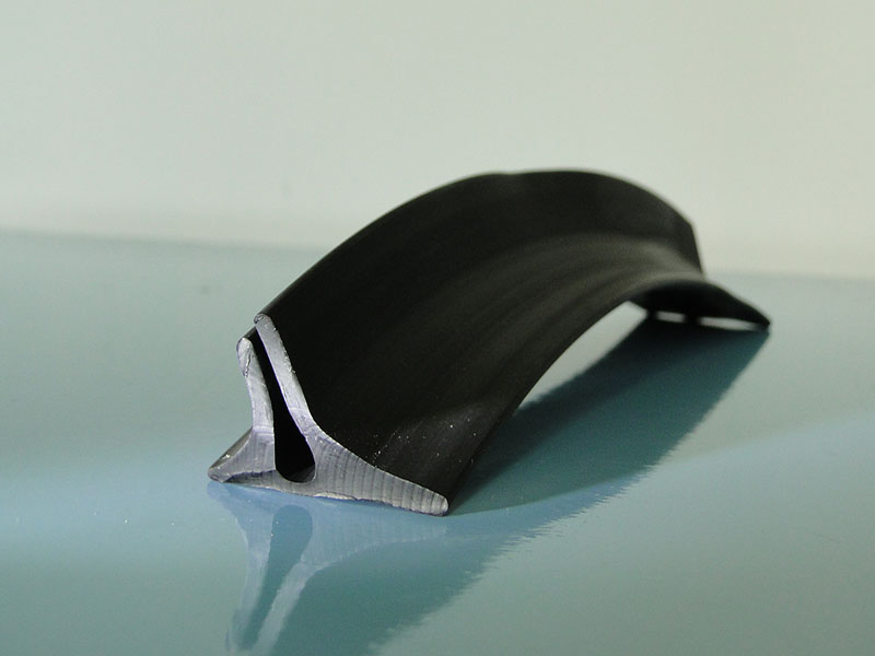 Windschutzscheibendichtung Orka schwarz zum nachträglichen Einbau in den Einlass der Scheibenöffnung