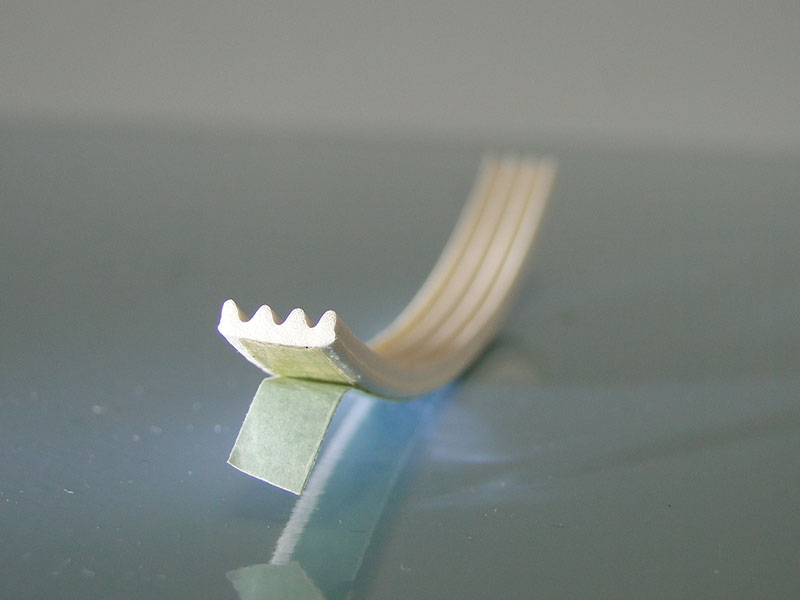 Sadie Hö: 3mm, Br: 9mm selbstklebend Moosgummi Riefenprofil weiss