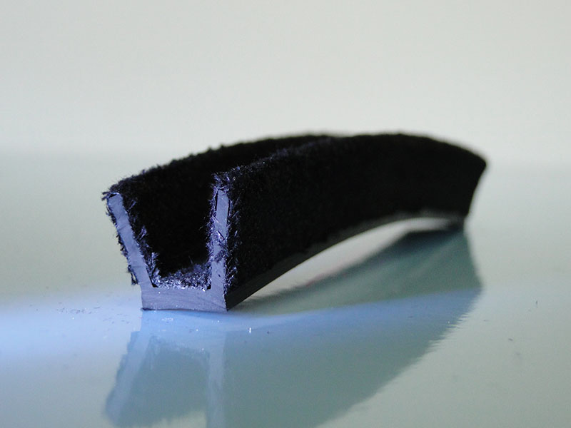 Fensterführungsschiene Novida mit Samtummantelung